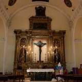 Non ci resta ora che aspettare la fine della messa per poter ammirare gli interni. La chiesa si presenta con una navata unica lunga 16 metri e coperta da volta a botte, alla fine della quale troneggia un imponente altare di legno dorato del XVI secolo nel cui riquadro centrale si trova un crocifisso ligneo di fine 400